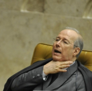 Celso de Mello com Bolsonaro atravessado na garganta