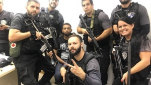 Incrível. Policiais prendem bandido e tiram selfies com ele